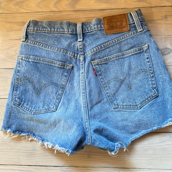 LEVIs Ribcage Short Distressed Frayed  Button Fly Shorts Womens 28 - Picture 2 of 15